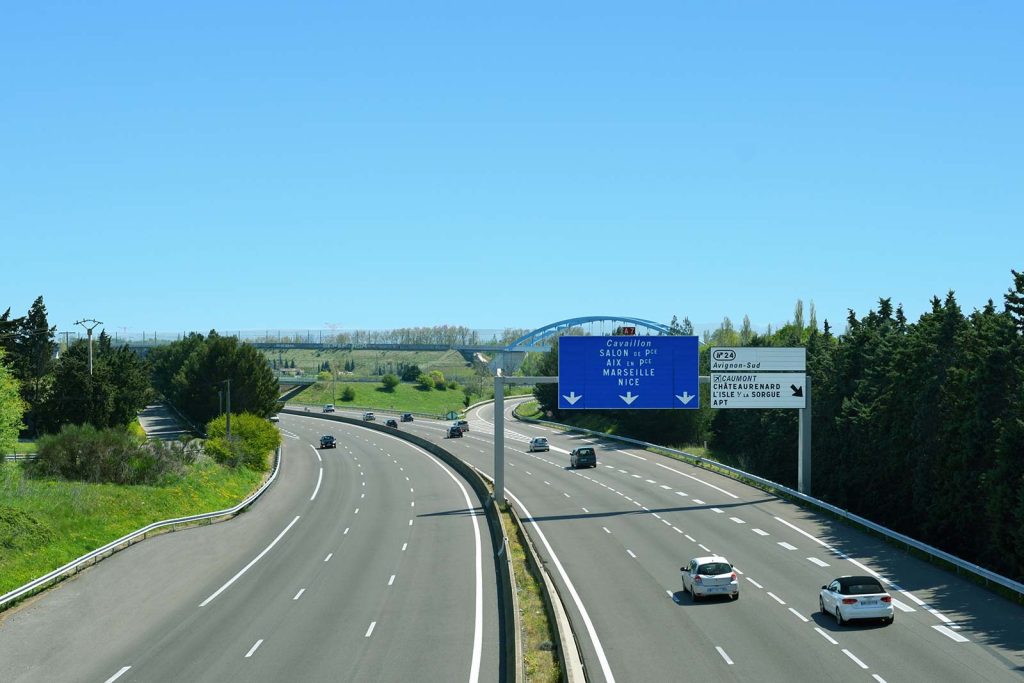 Voitures sur une autoroute