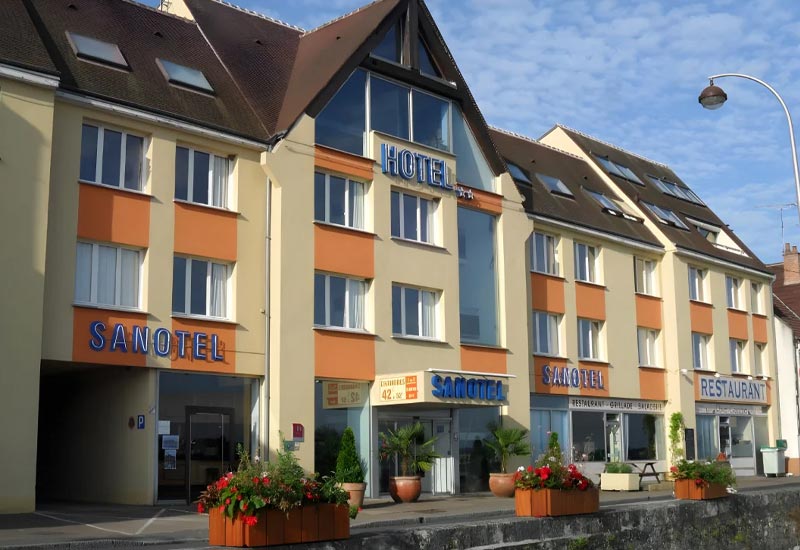 Façade de l'hôtel Sanotel de Gien
