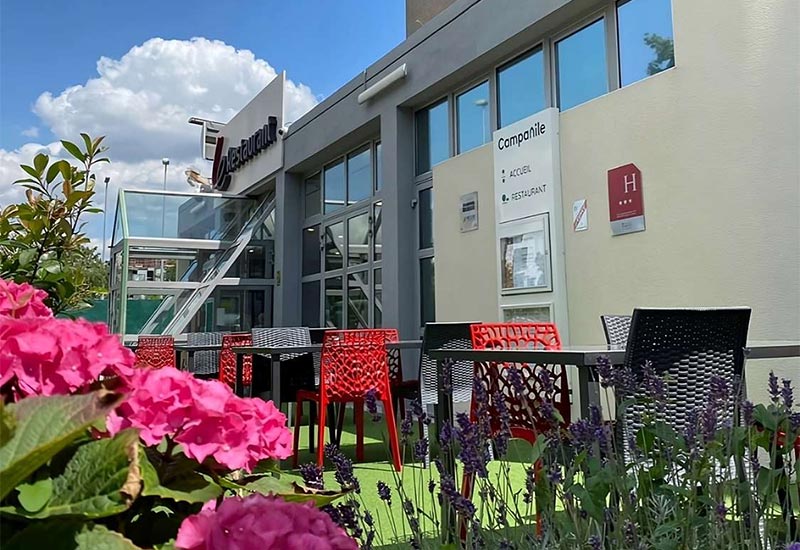 Façade de l'hôtel Campanile à Bobigny