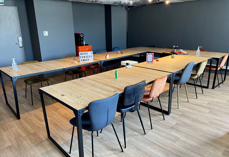 Salle de formation à l'hôtel Moxy La Ciotat