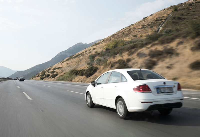 Voiture blanche route