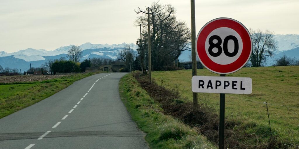 Retour au 90 km/h sur les routes secondaires en France : bilan, chiffres et sécurité routière 2 panneau 80kmh route bilaterale