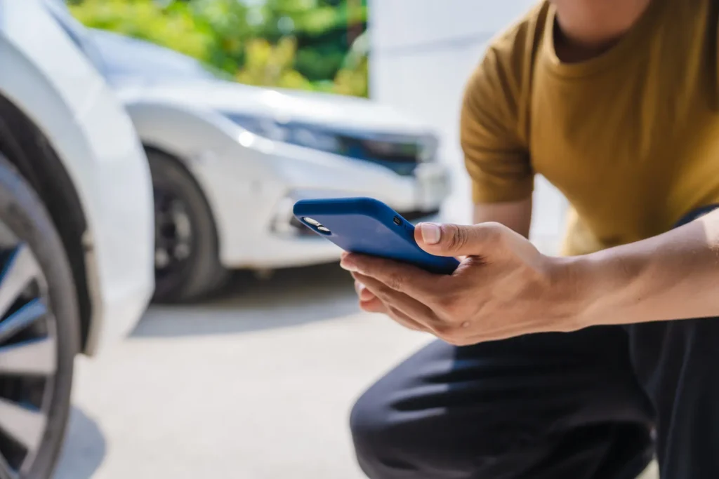 Homme téléphone à la main