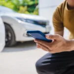 Homme téléphone à la main