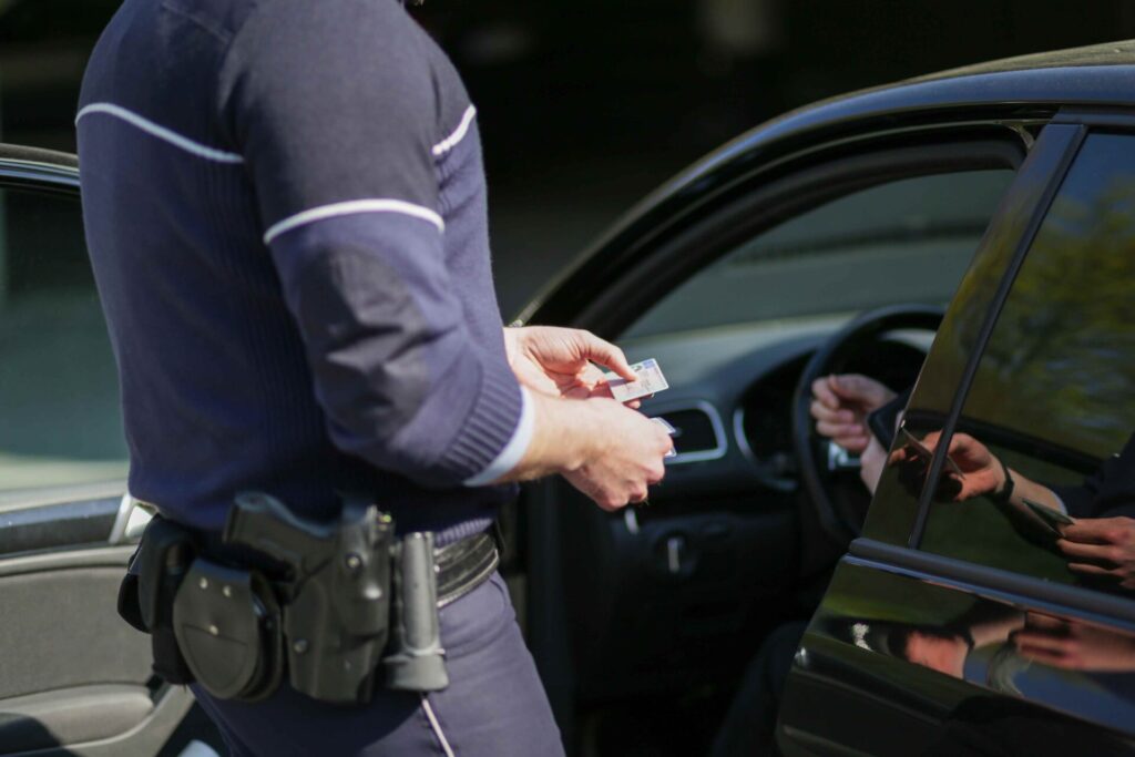 un policier en train de contrôler un conducteur