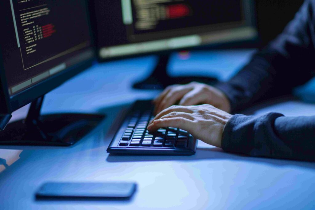 un homme qui tape sur un clavier d'ordinateur