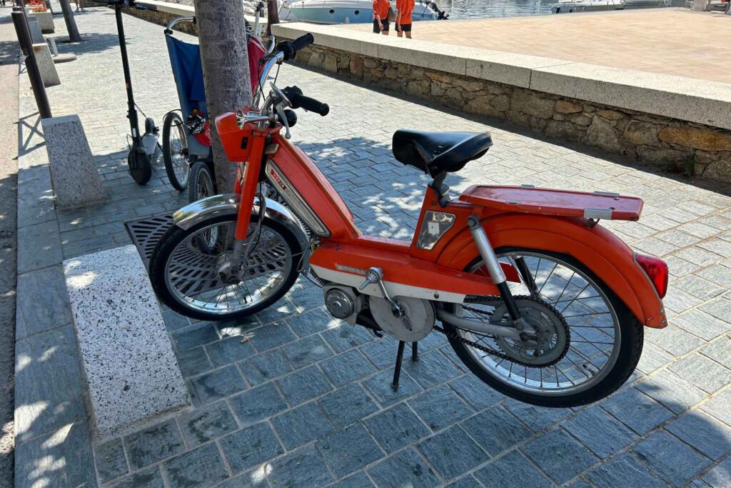 cyclomoteur-rouge-dans-la-rue