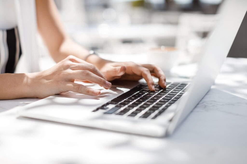 Une femme tapant sur un clavier d'ordinateur