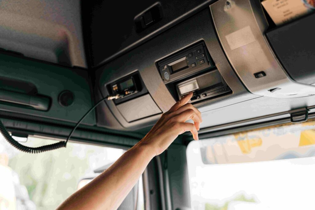 Une femme en train d'utiliser son tachygraphe
