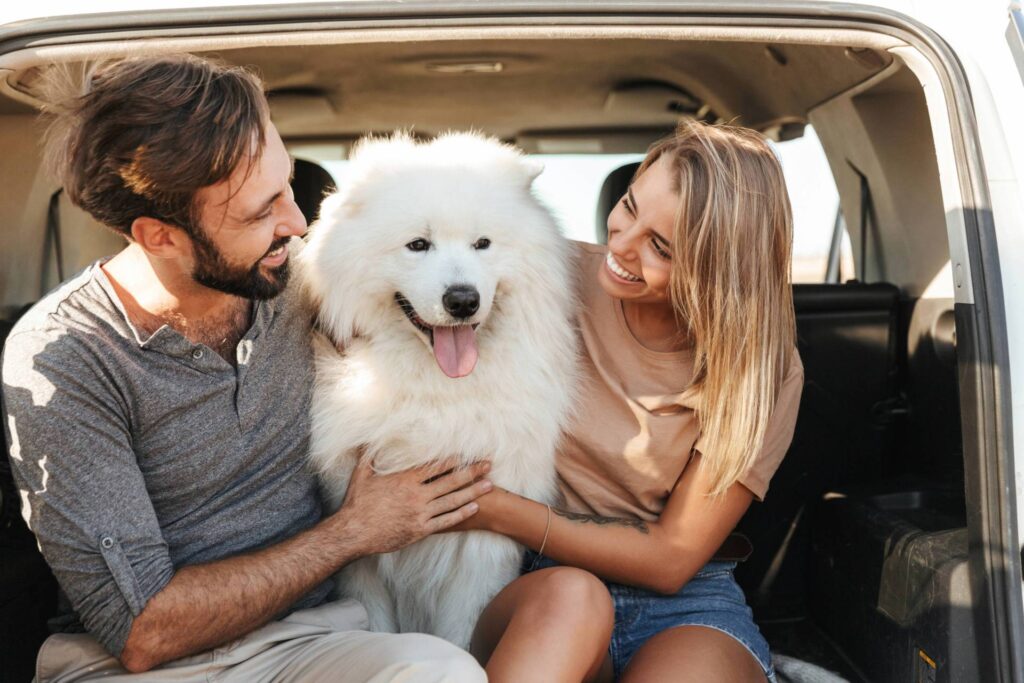 Une famille avec leur chien