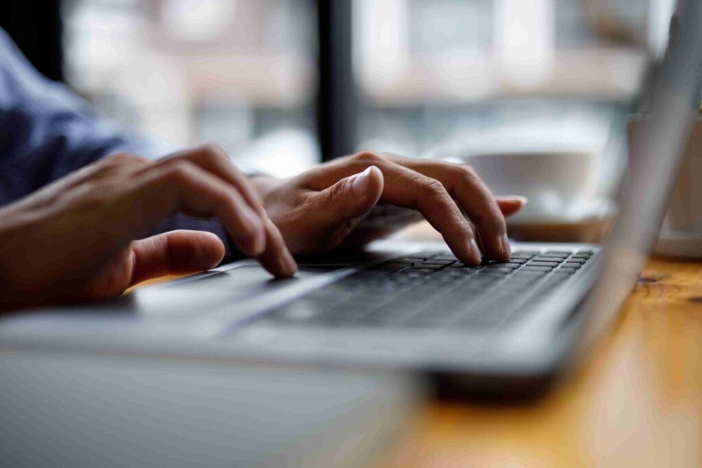 Une personne tapant sur le clavier de son ordinateur