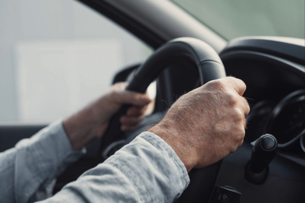 Un homme tenant le volant